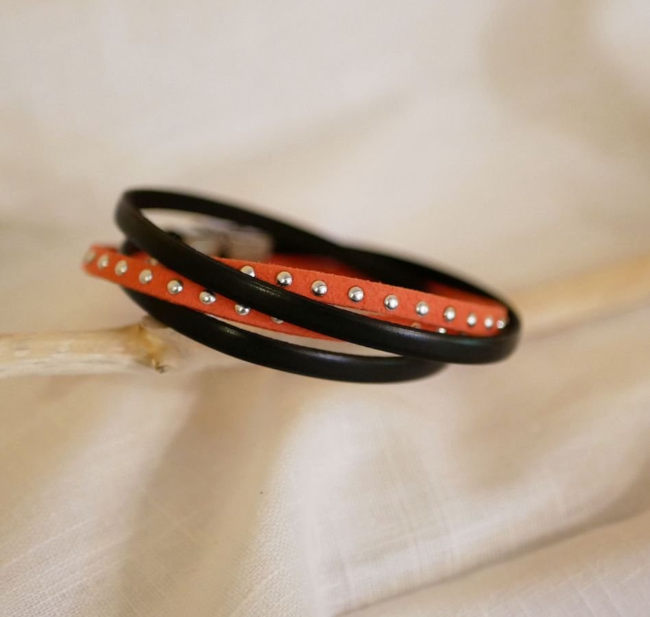 Bracelet double tour cuir et suédine rouge personnalisable pour femme