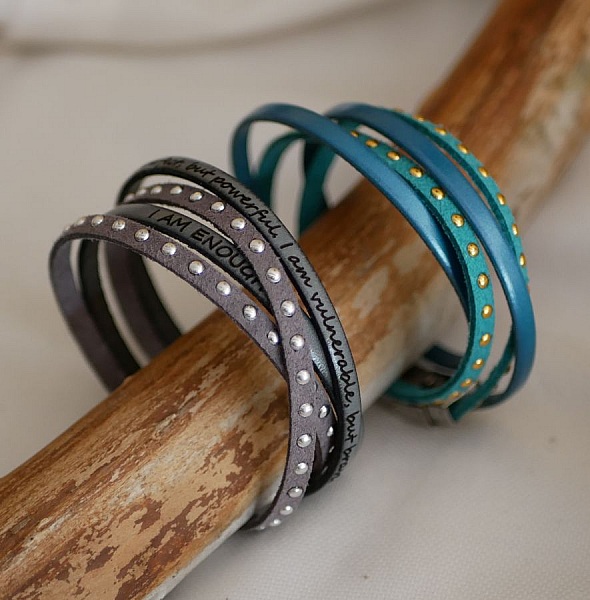 Bracelet double tour cuir et su&eacute;dine gris personnalisable pour femme