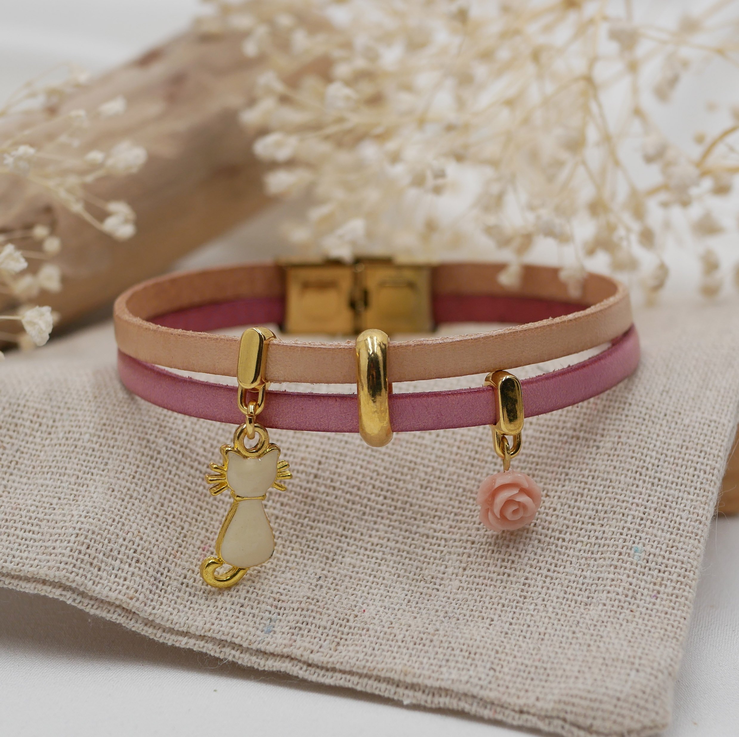 Bracelet duo cuir aux breloques dor&eacute;es chat et rose 