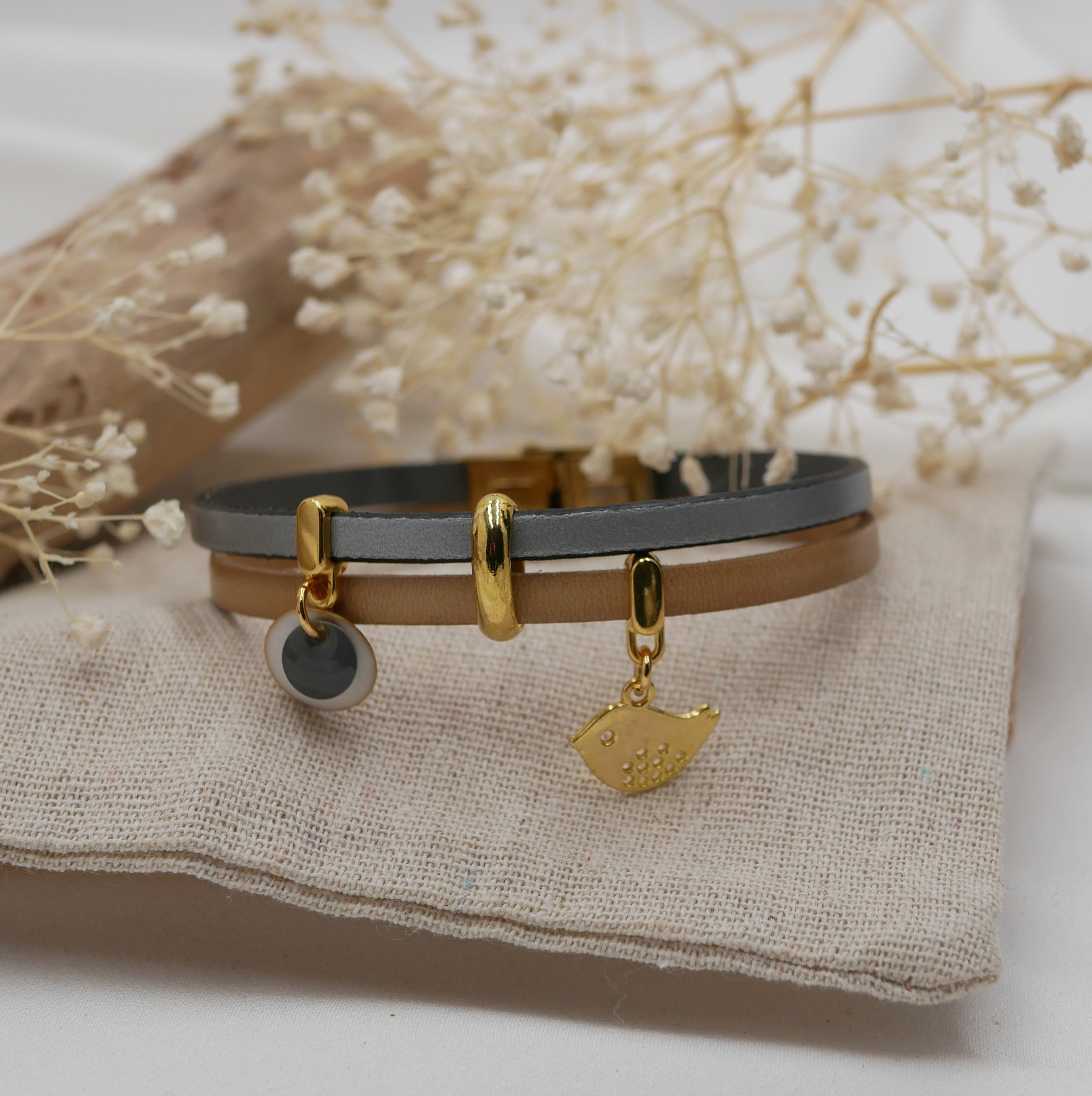 Bracelet duo cuir aux breloques dorées sequins et oiseau