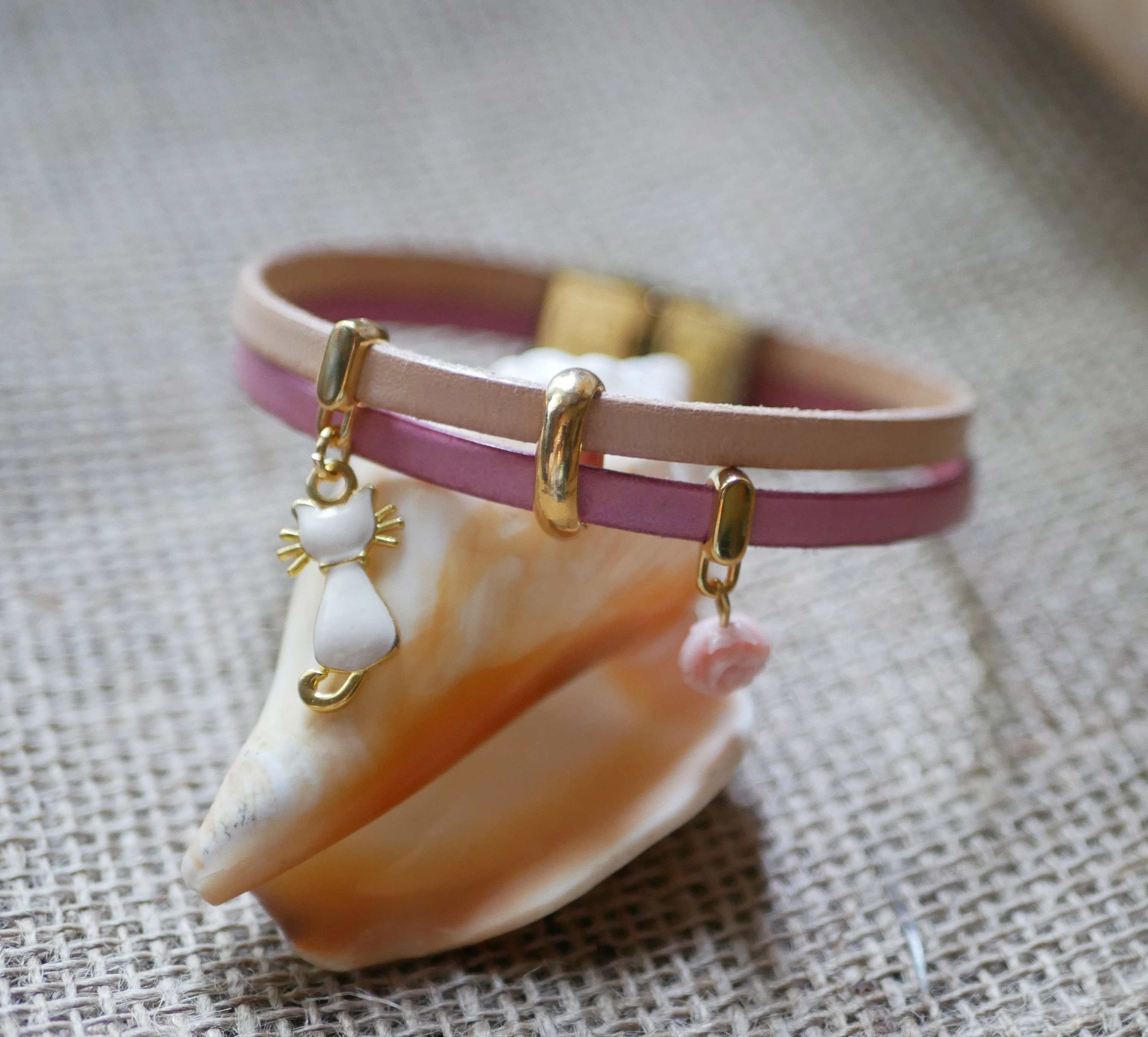 Bracelet duo cuir aux breloques dor&eacute;es chat et rose 