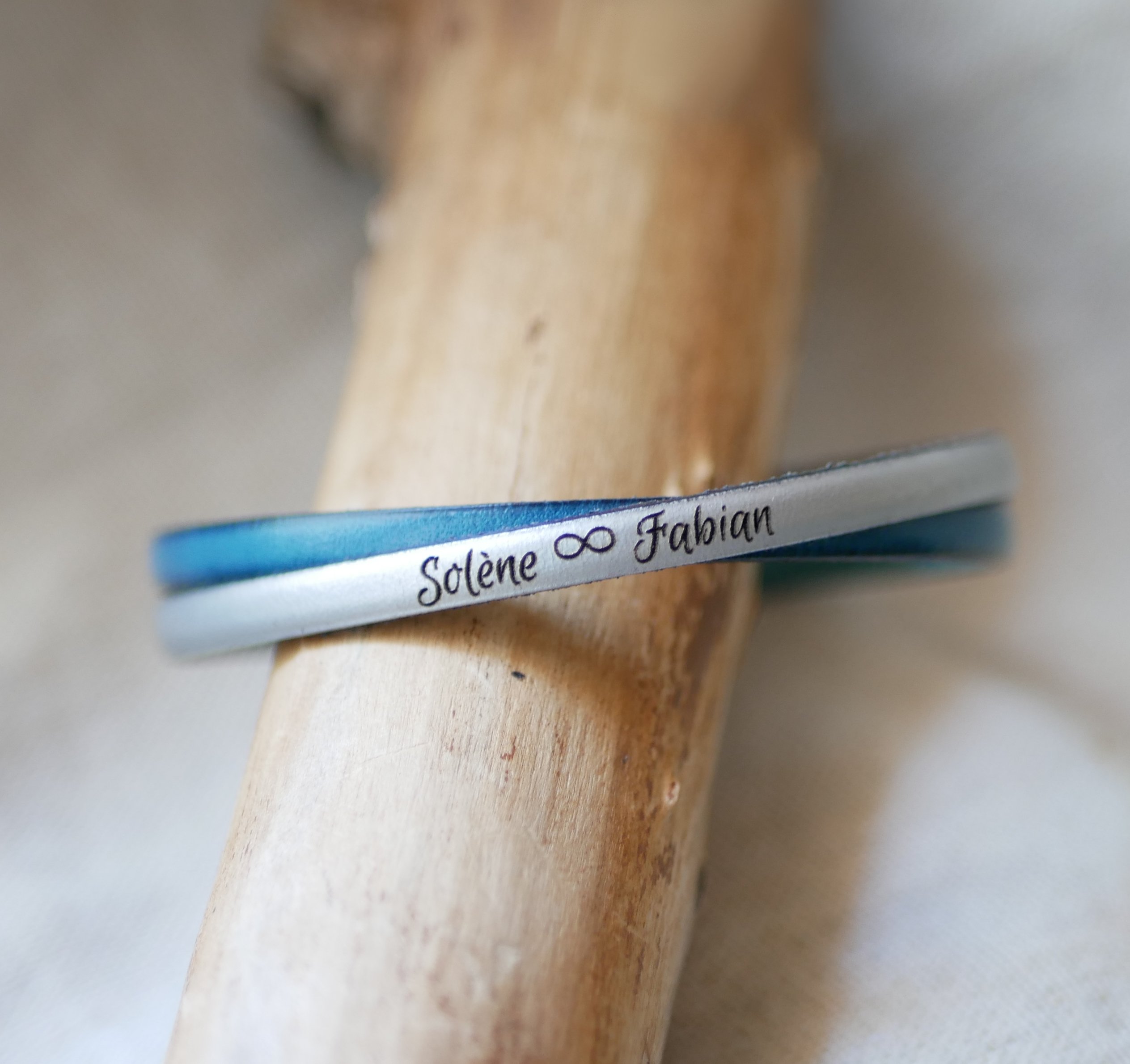 Bracelet duo de cuir crois&eacute; Twist personnalisable par gravure femme ou homme