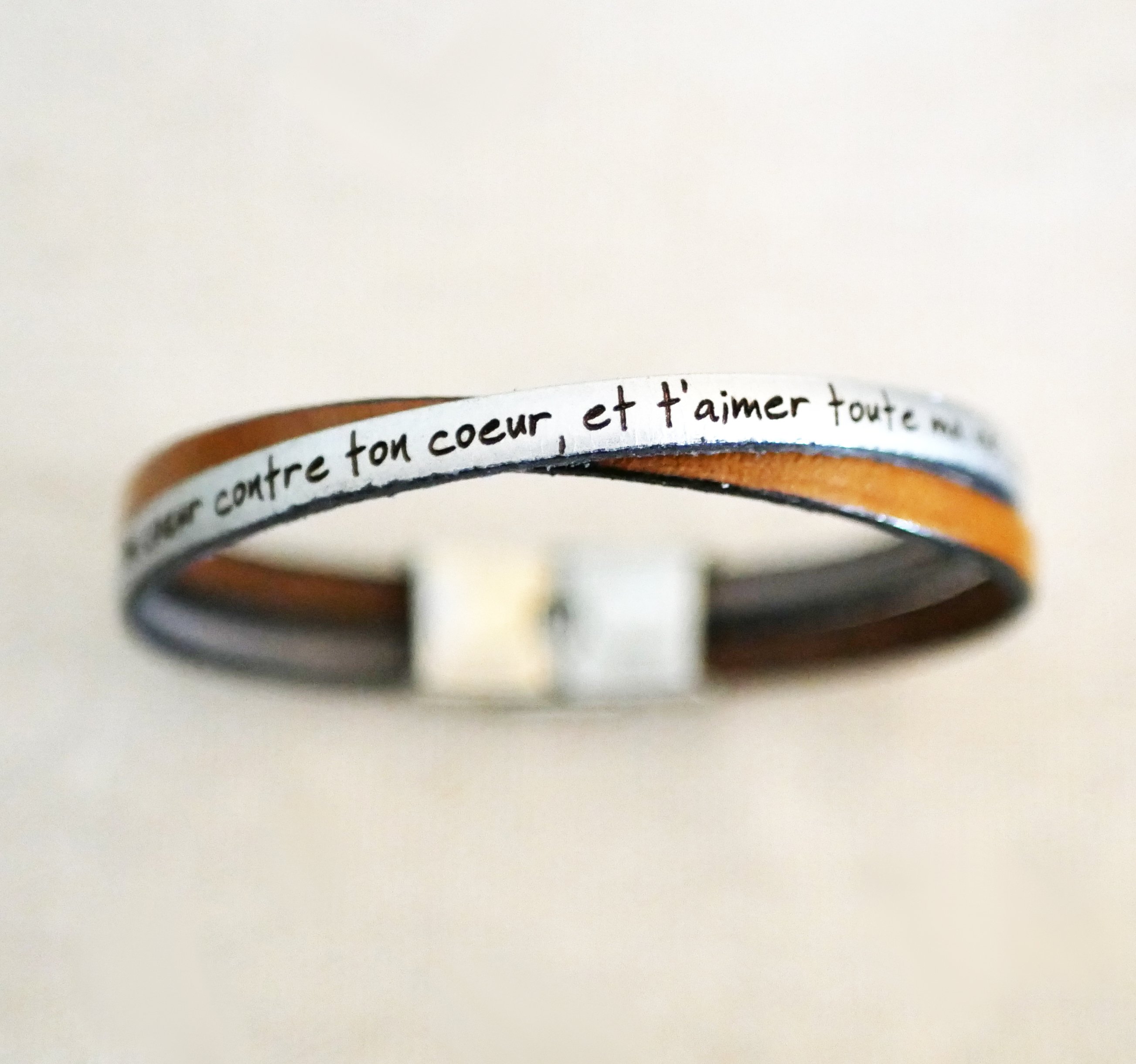 Bracelet duo de cuir crois&eacute; Twist personnalisable par gravure femme ou homme
