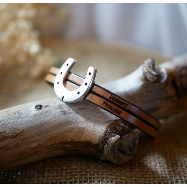 Bracelet duo de cuir et passant fer &agrave; cheval personnalisable pour homme ou femme