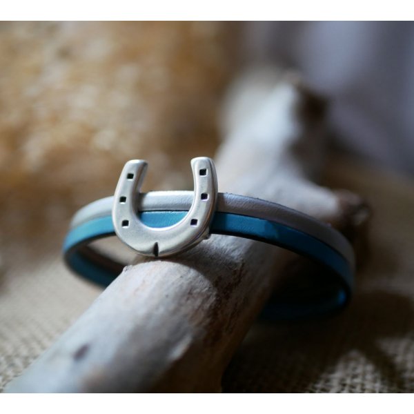 Bracelet duo de cuir et passant fer &agrave; cheval personnalisable pour homme ou femme