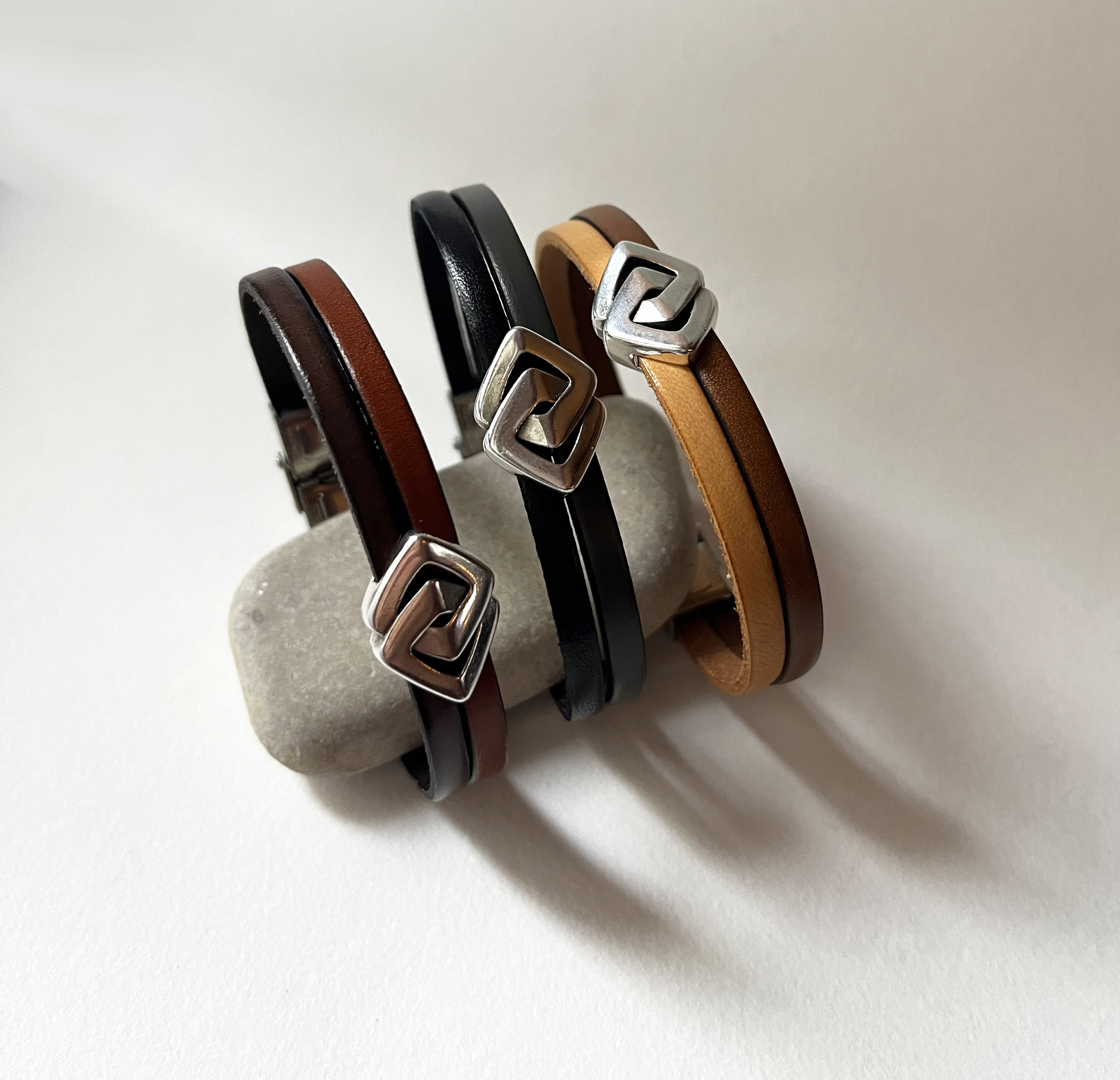 Bracelet duo de cuir au passant entrelac&eacute; personnalisable par gravure