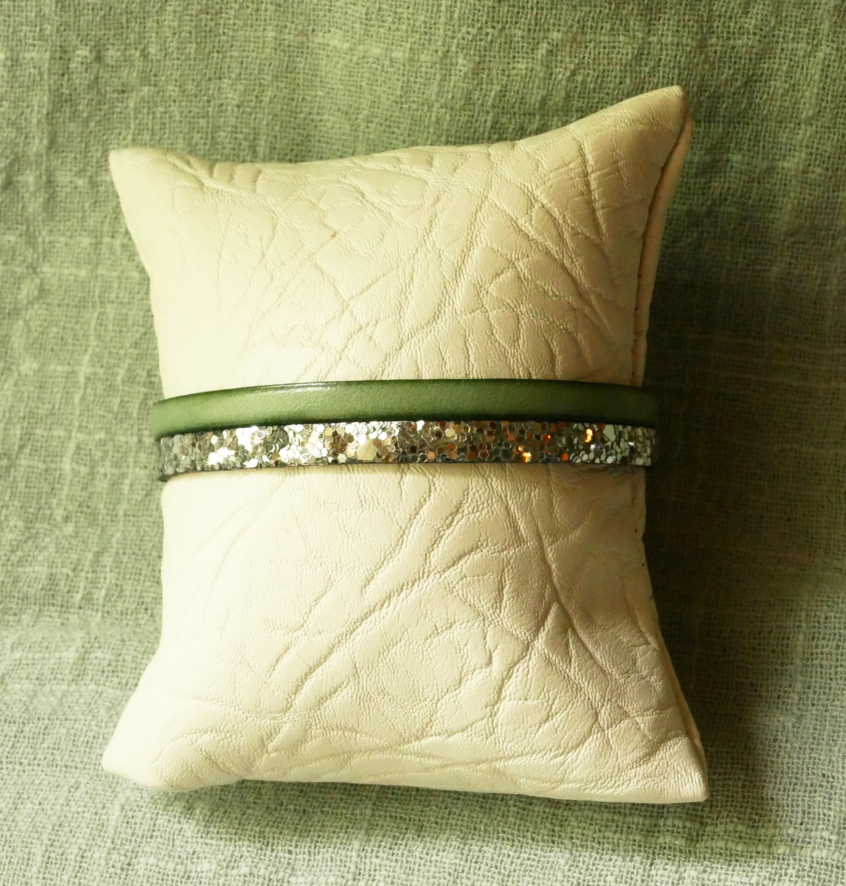 Bracelet duo de cuirs pailletes argent&eacute;es et couleur au choix