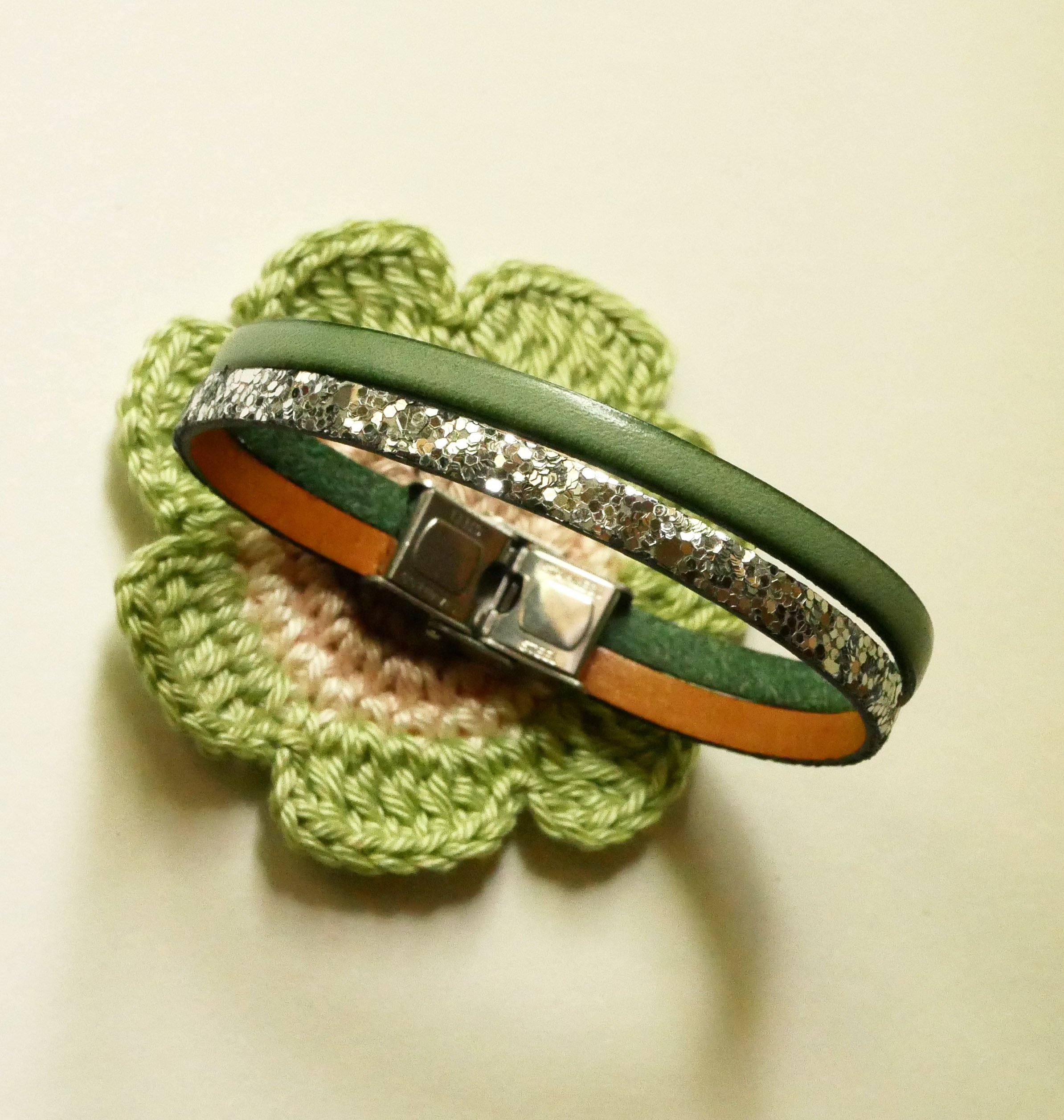 Bracelet duo de cuirs pailletes argent&eacute;es et couleur au choix