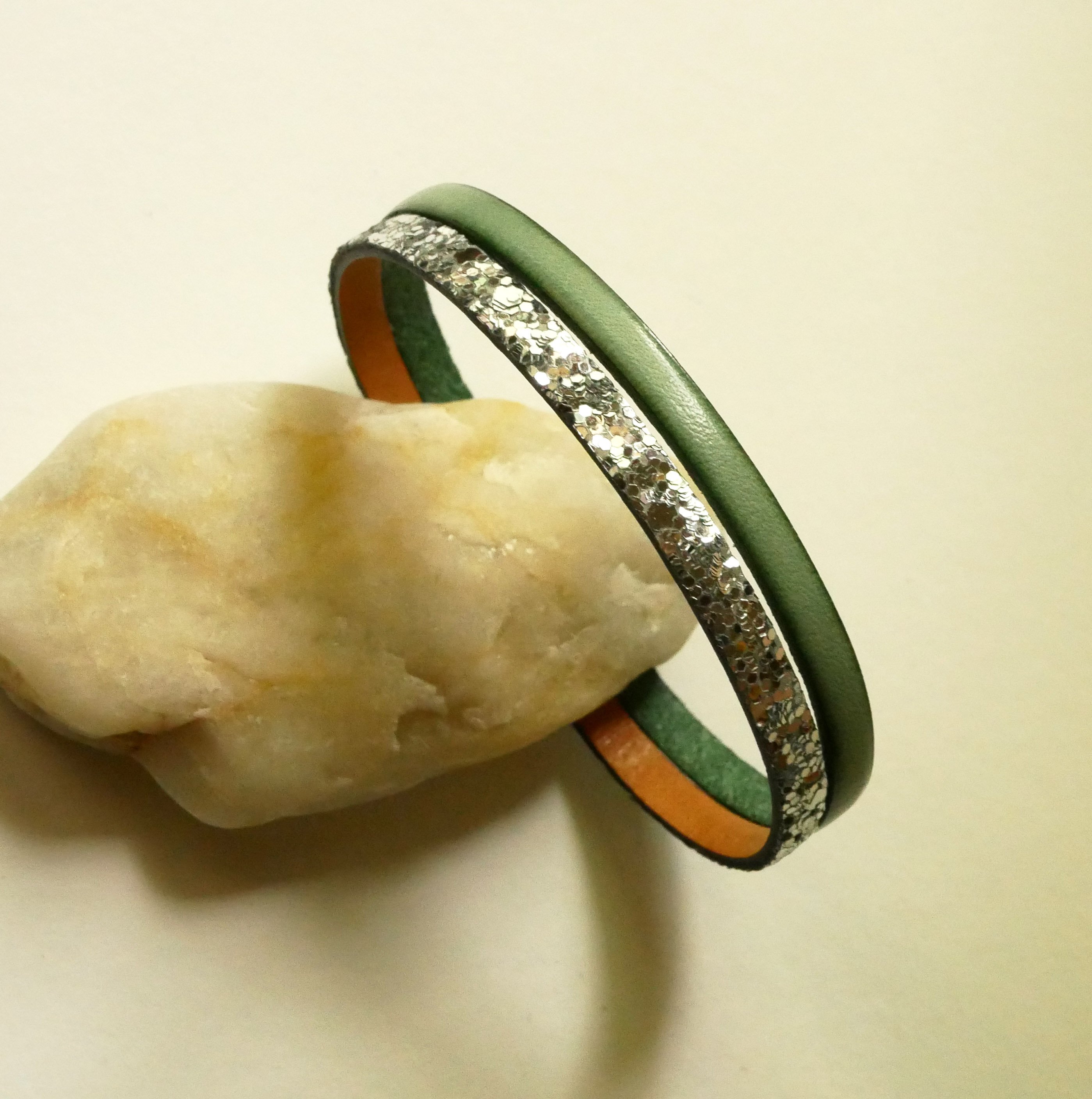 Bracelet duo de cuirs pailletes argent&eacute;es et couleur au choix