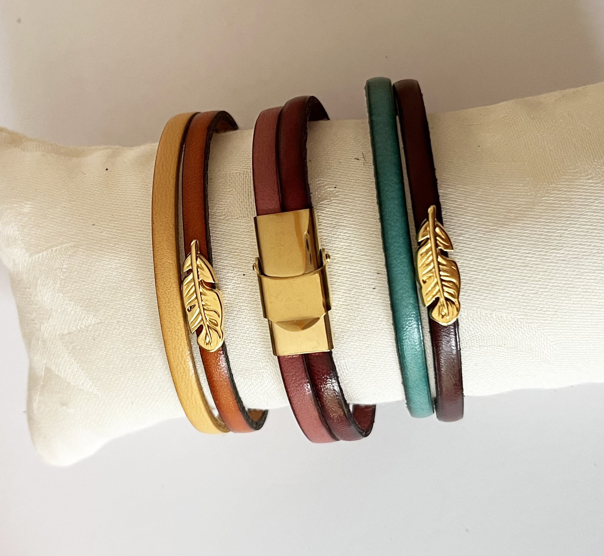 Bracelet duo de cuirs et plume dor&eacute;e &agrave; personnaliser  