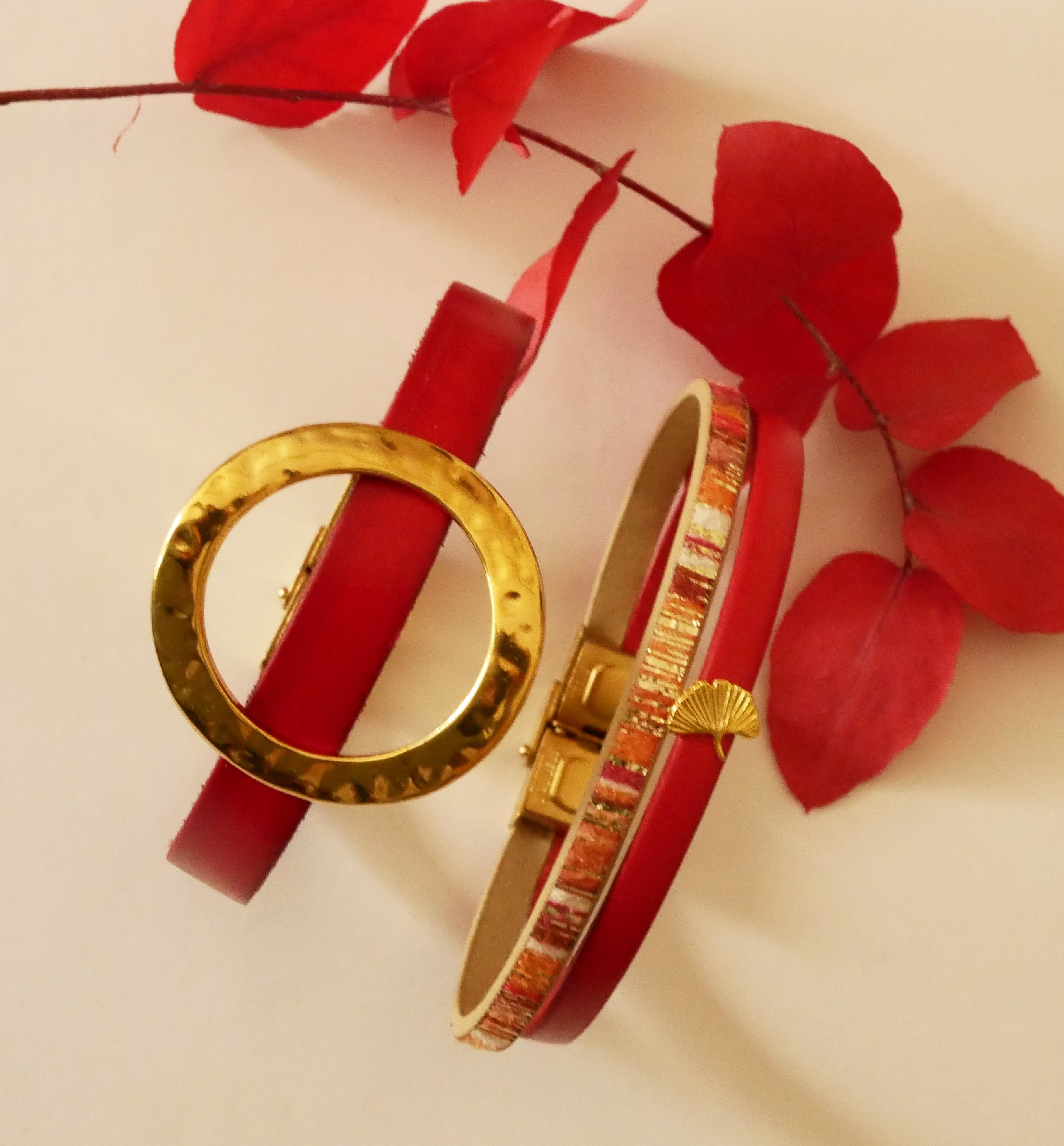Bracelet duo de cuirs Rouget paillet&eacute;e dor&eacute; au d&eacute;cor Gingko  