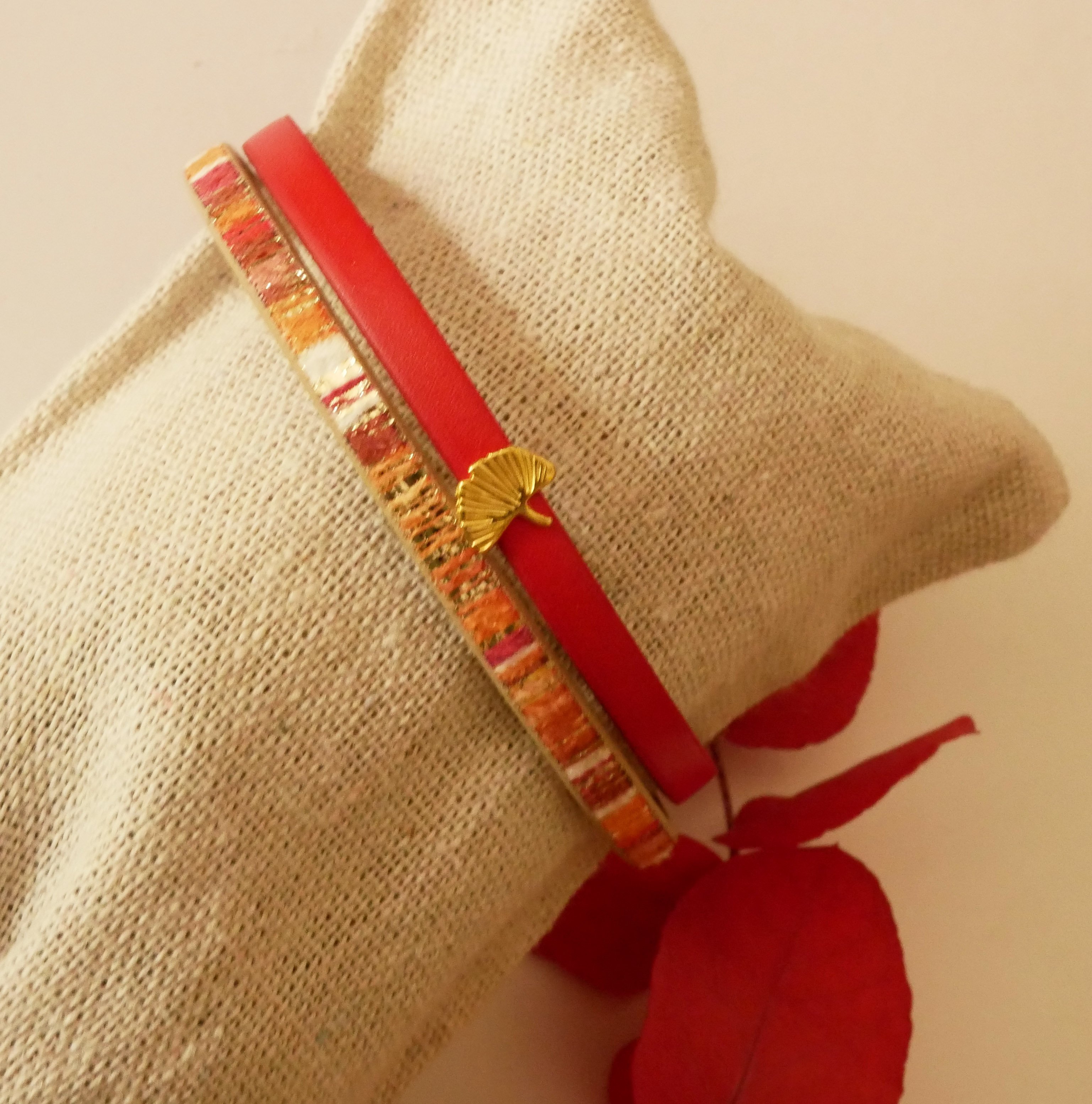 Bracelet duo de cuirs Rouget paillet&eacute;e dor&eacute; au d&eacute;cor Gingko  