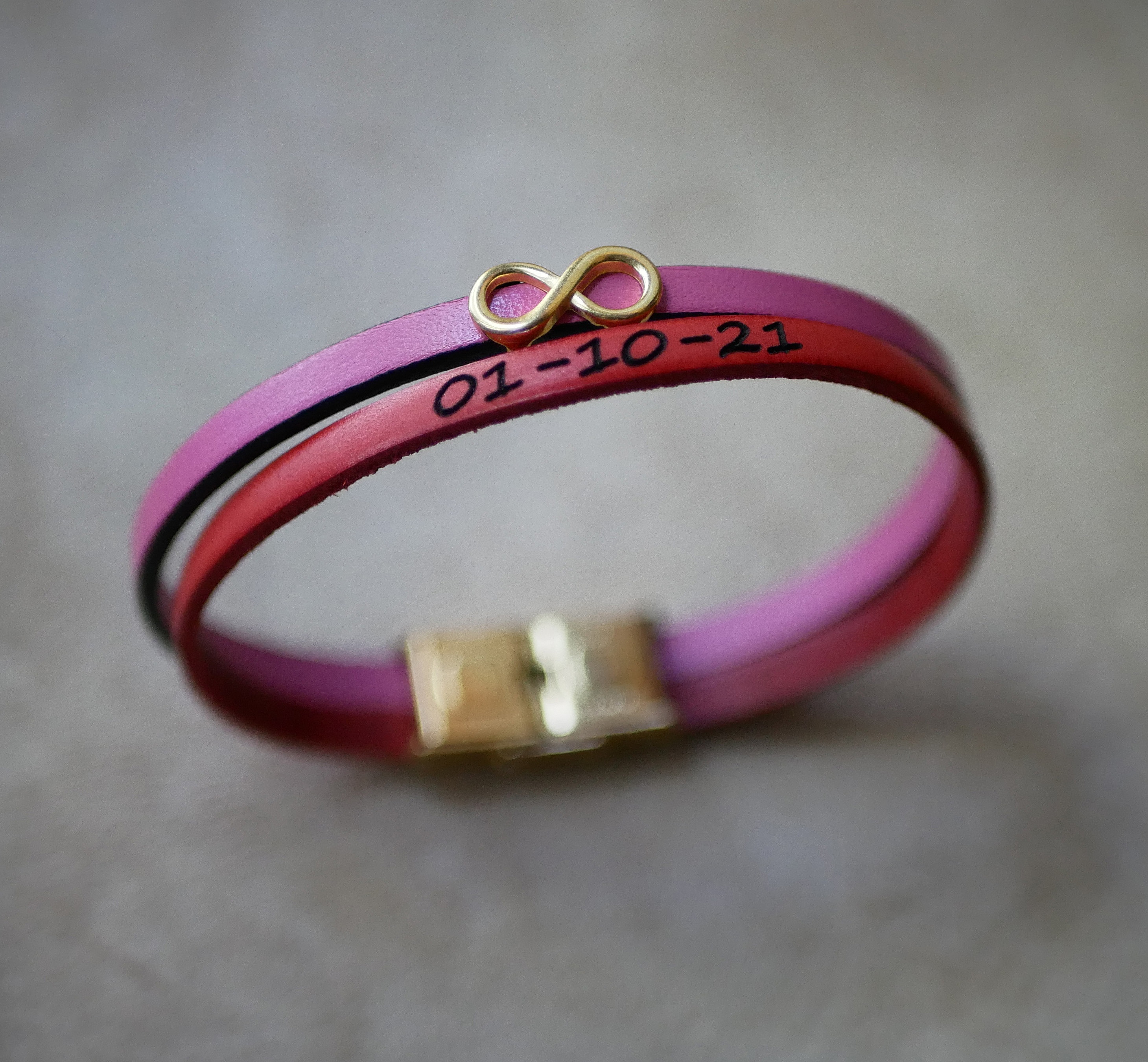 Bracelet duo de cuirs symbole infini dor&eacute; &agrave; personnaliser  