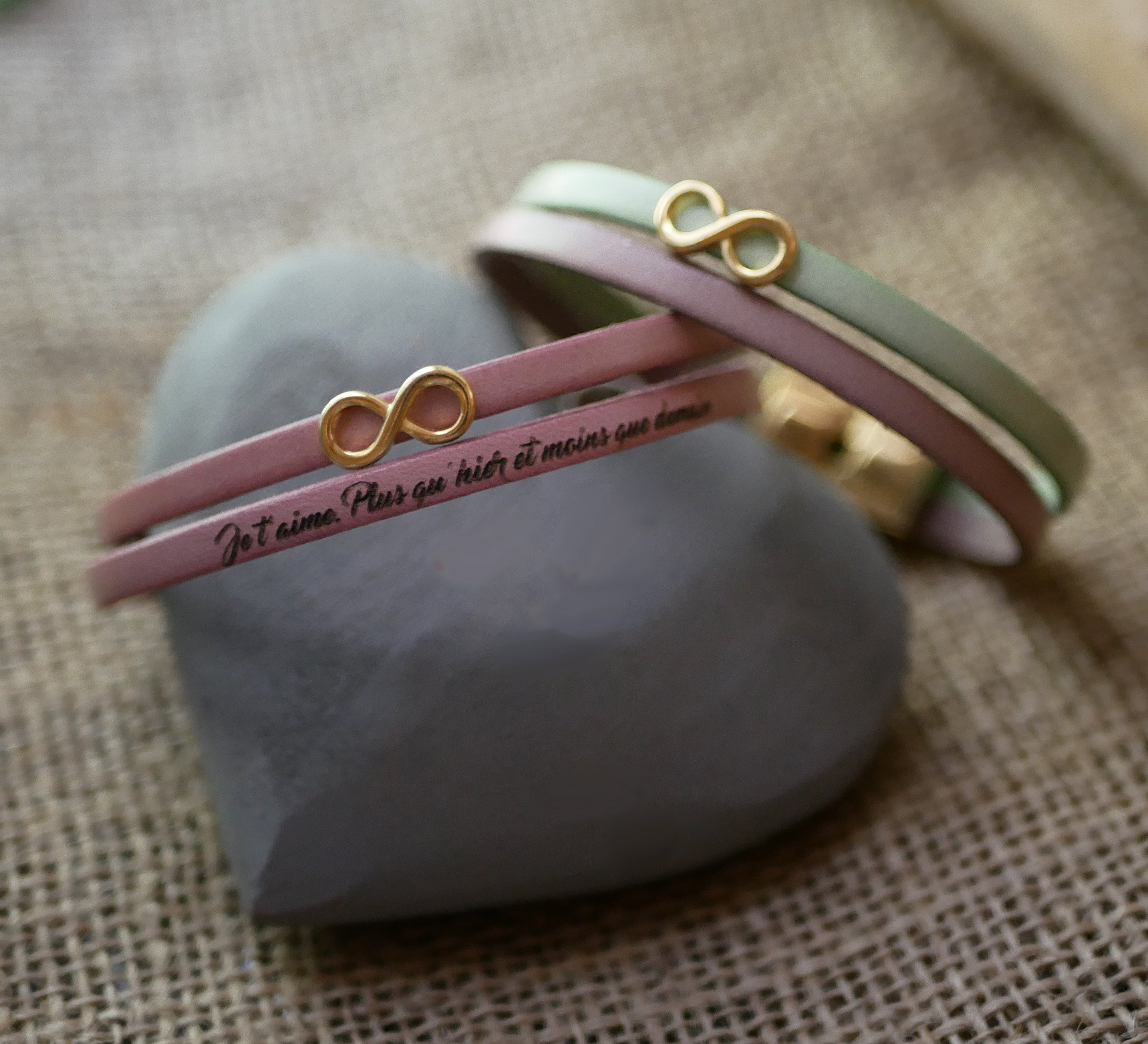 Bracelet duo de cuirs symbole infini doré à personnaliser  