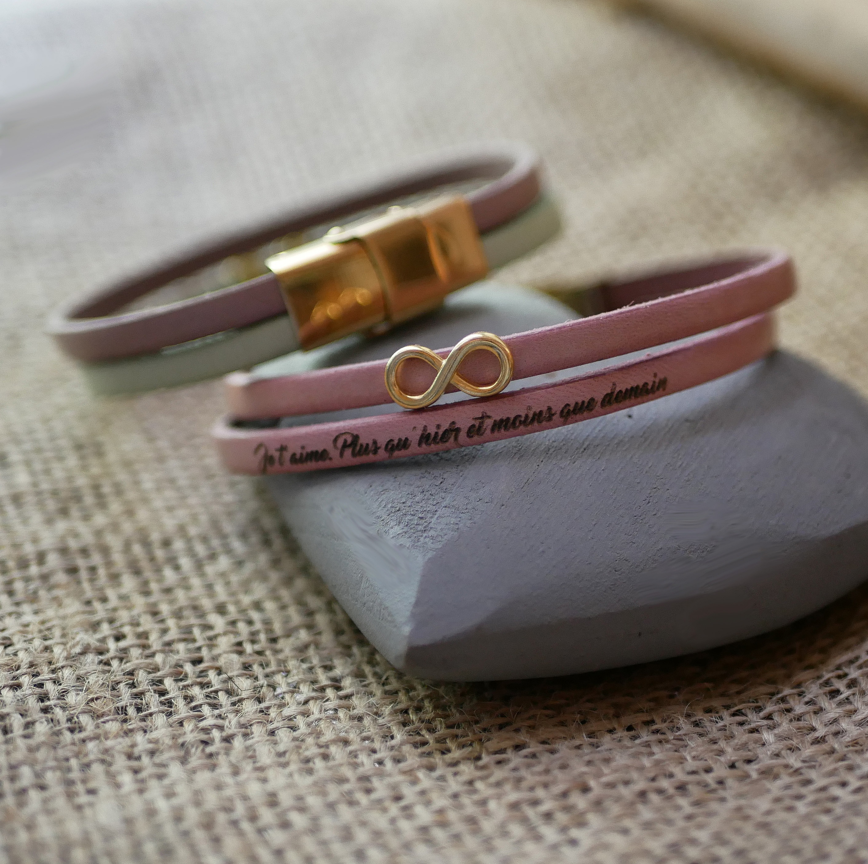 Bracelet duo de cuirs symbole infini dor&eacute; &agrave; personnaliser  