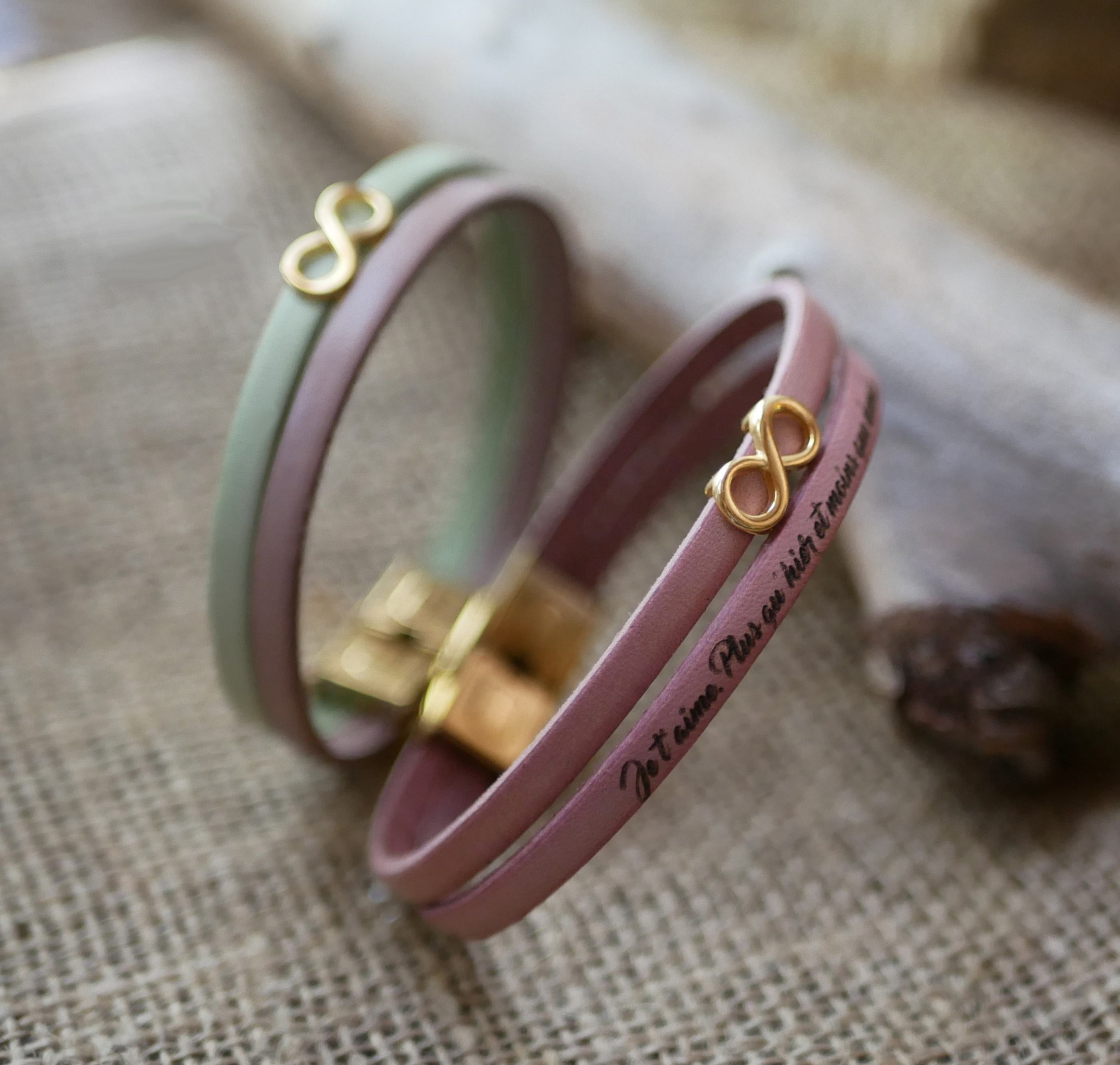Bracelet duo de cuirs symbole infini dor&eacute; &agrave; personnaliser  