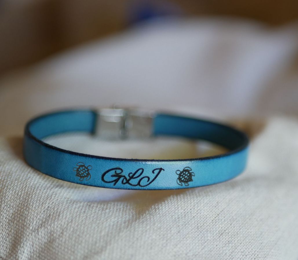 Bracelet enfant en cuir personnalisé gravé prénom encadré de dessins au choix