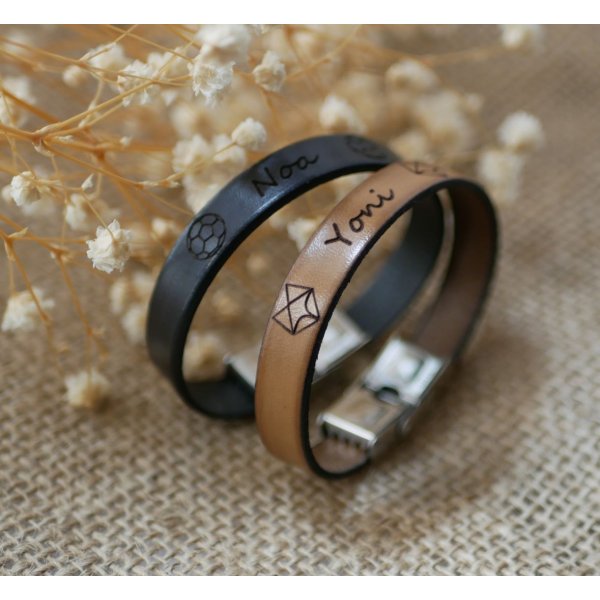 Bracelet enfant en cuir personnalis&eacute; grav&eacute; pr&eacute;nom encadr&eacute; de dessins au choix