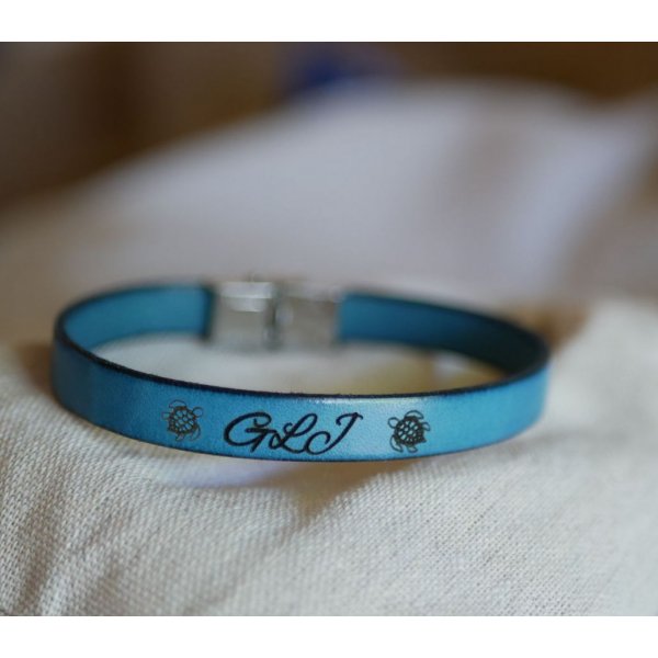 Bracelet enfant en cuir personnalisé gravé prénom encadré de dessins au choix
