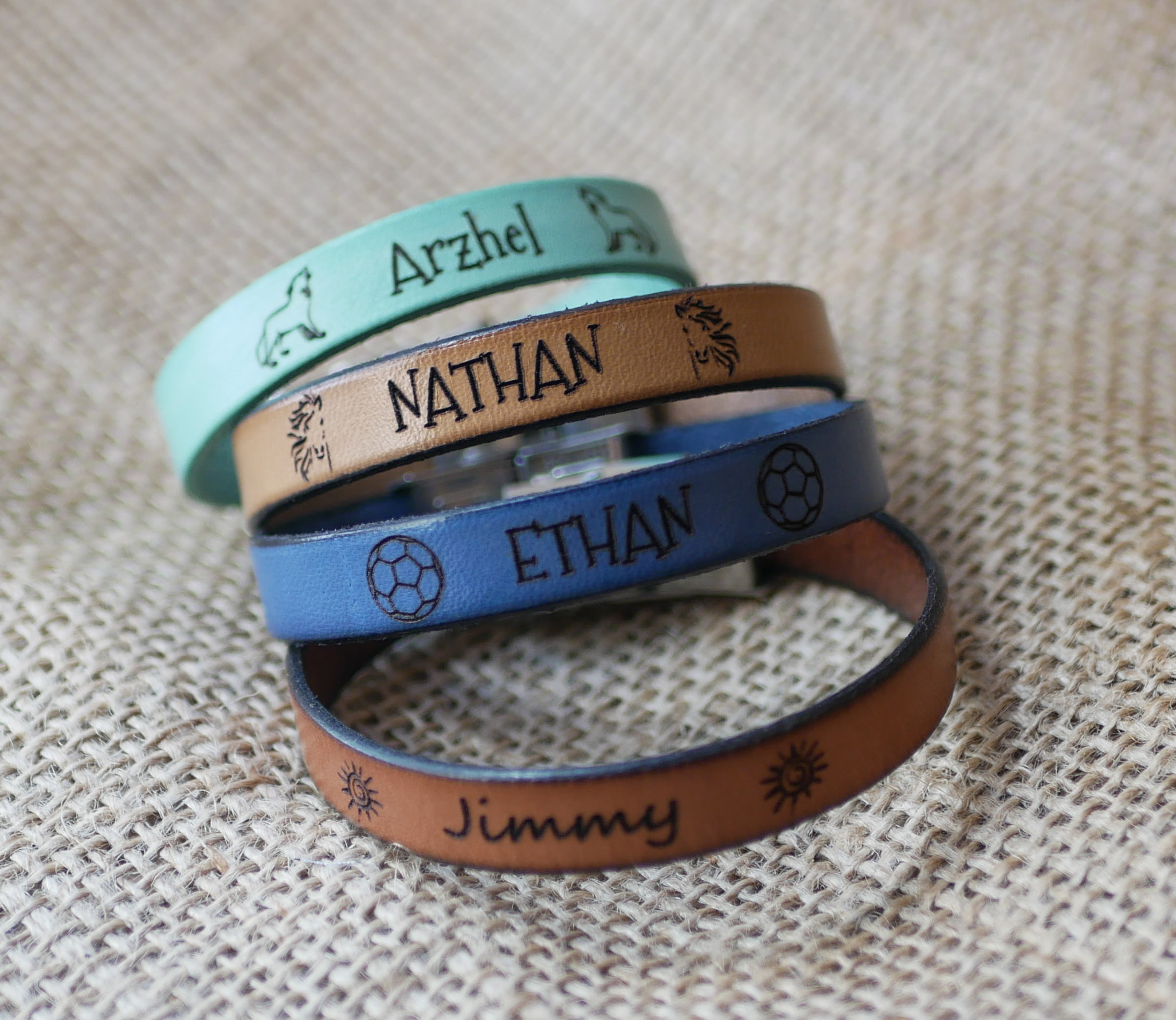 Bracelet enfant en cuir personnalisé gravé prénom encadré de dessins au choix