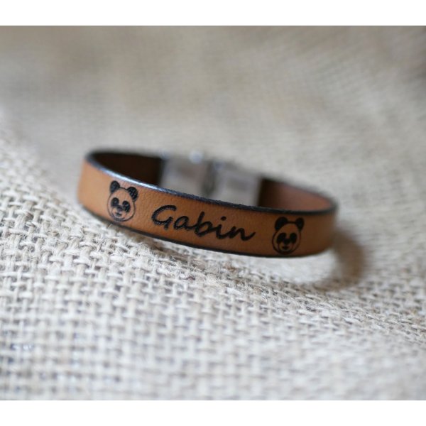 Bracelet enfant en cuir personnalisé gravé prénom encadré de dessins au choix