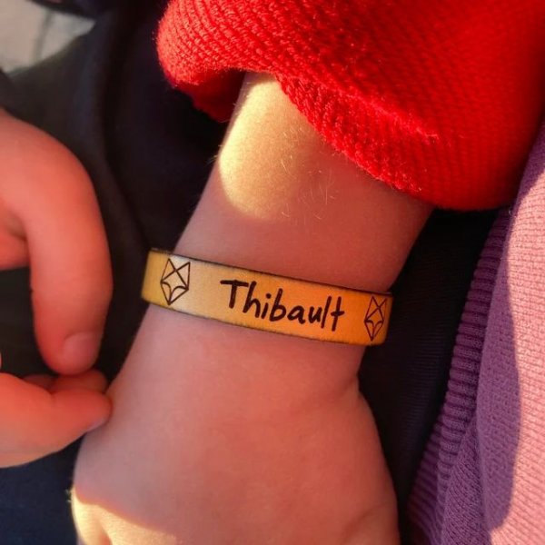 Bracelet enfant en cuir personnalisé gravé prénom encadré de dessins au choix