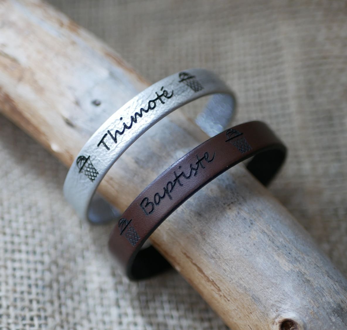 Bracelet enfant en cuir personnalisé gravé prénom encadré de dessins au choix