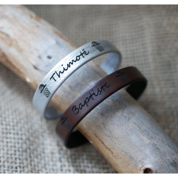 Bracelet enfant en cuir personnalisé gravé prénom encadré de dessins au choix