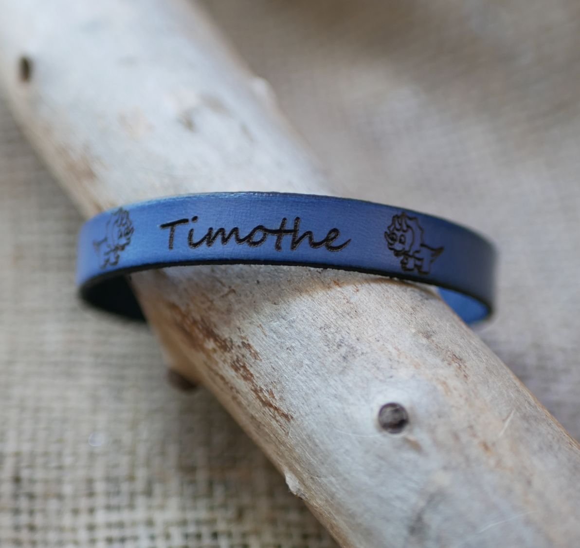 Bracelet enfant en cuir personnalisé gravé prénom encadré de dessins au choix