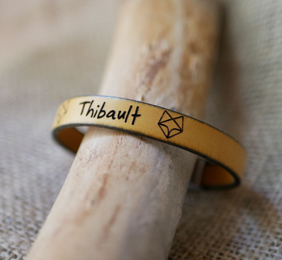Bracelet enfant en cuir personnalisé gravé prénom encadré de dessins au choix