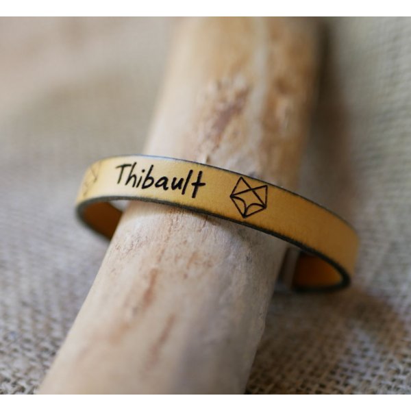 Bracelet enfant en cuir personnalisé gravé prénom encadré de dessins au choix