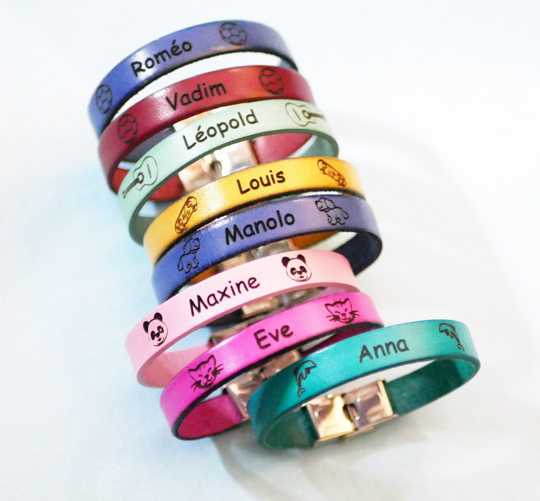 Bracelet enfant en cuir personnalisé gravé prénom encadré de dessins au choix