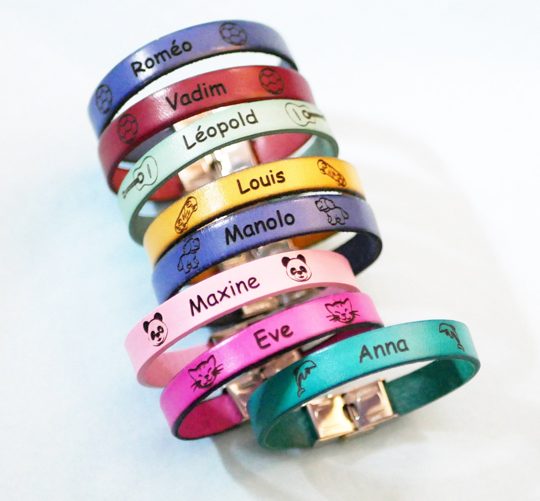 Bracelet enfant en cuir personnalisé gravé prénom encadré de dessins au choix