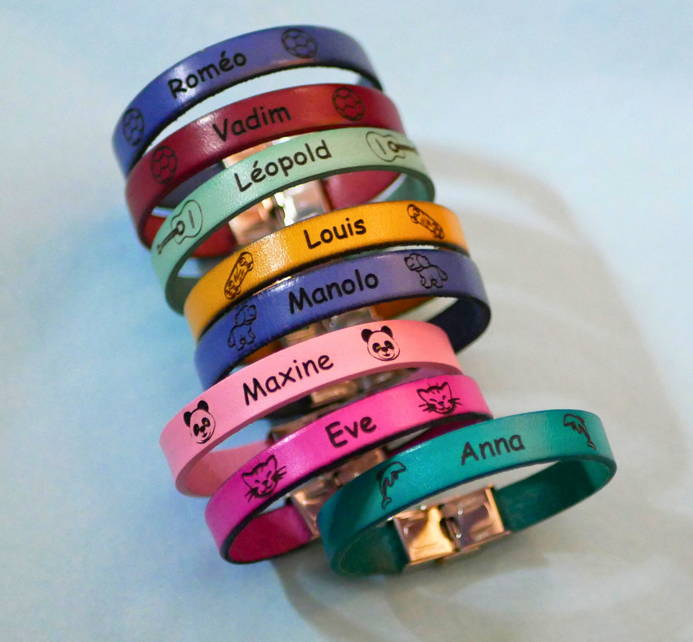Bracelet enfant en cuir personnalisé gravé prénom encadré de dessins au choix