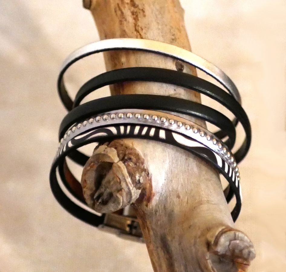 Bracelet femme en cuir gris foncé métallisé à billes argentées 
