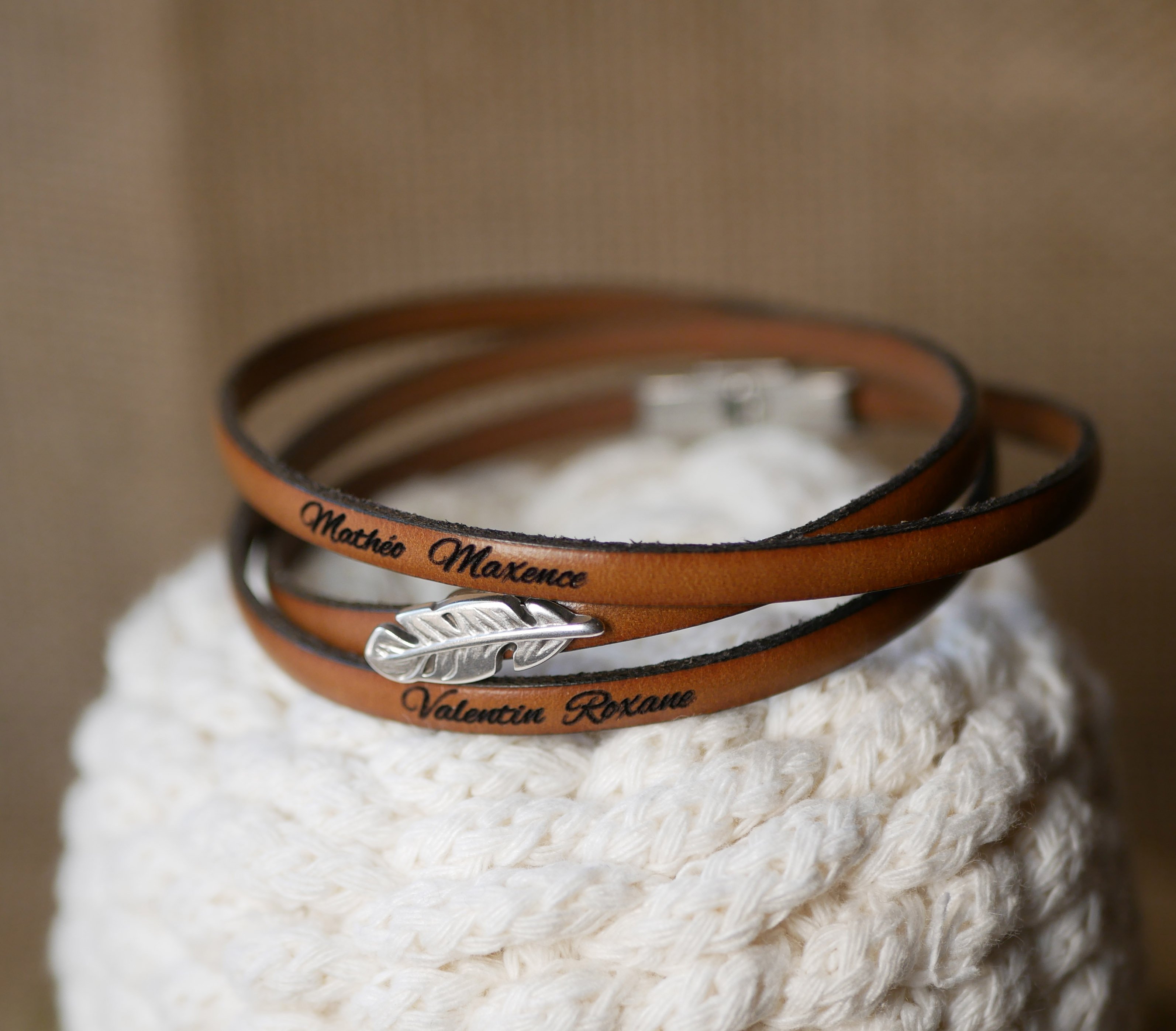 Bracelet femme cuir bohème décor plume 3 tours personnalisable