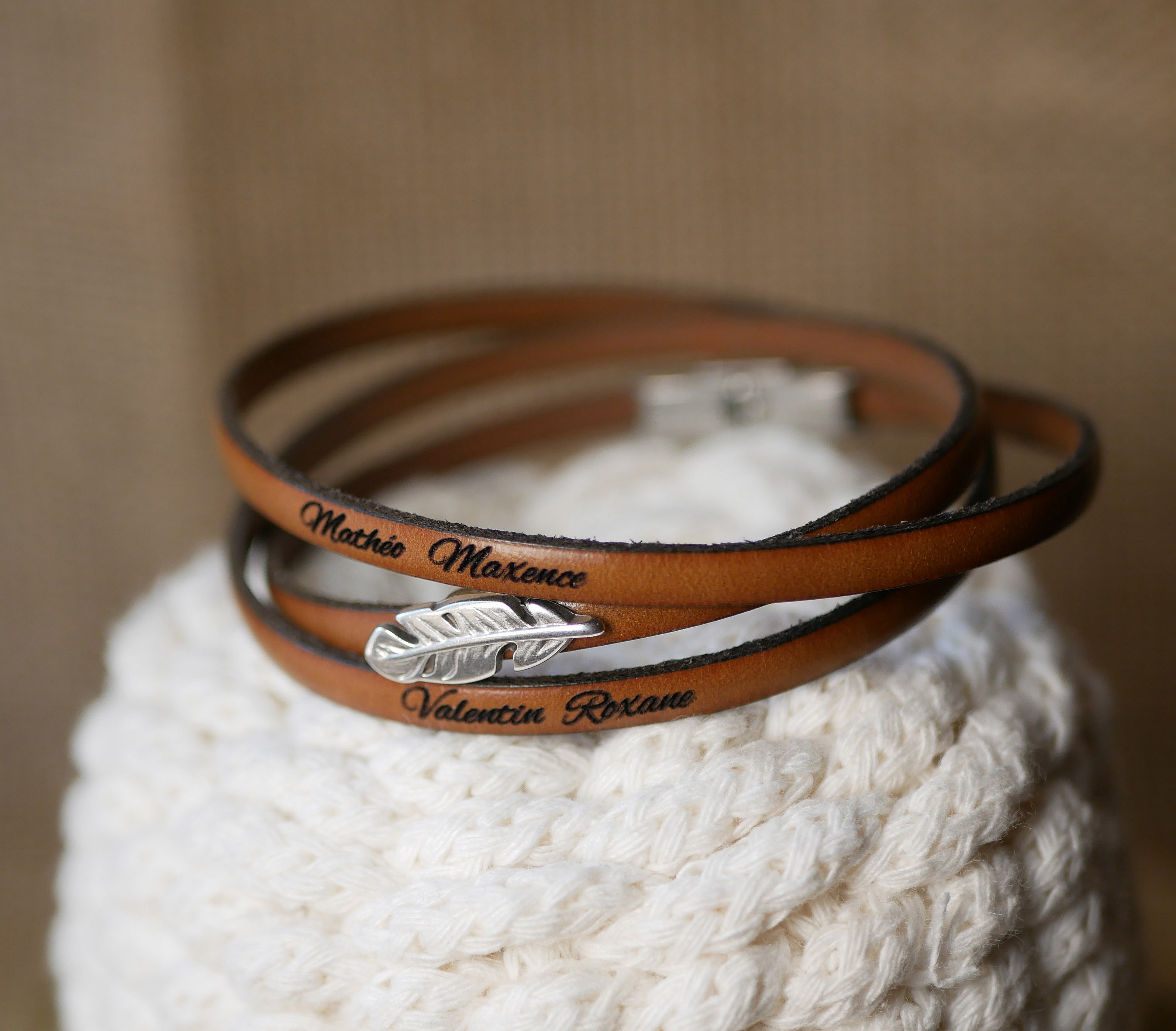 Bracelet femme cuir boh&egrave;me d&eacute;cor plume 3 tours personnalisable