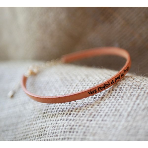 Bracelet femme en cuir fin à personnaliser par gravure avec chaînette dorée