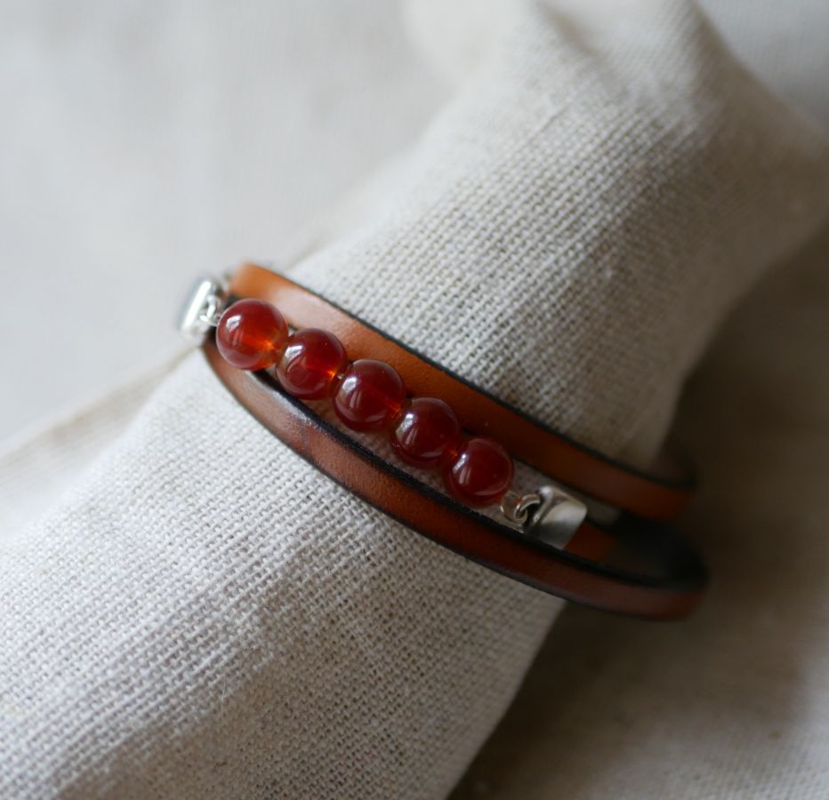 Bracelet femme cuir marron et perles Rouges, un triple tour à personnaliser 