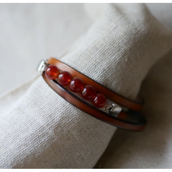 Bracelet femme cuir marron et perles Rouges, un triple tour à personnaliser 