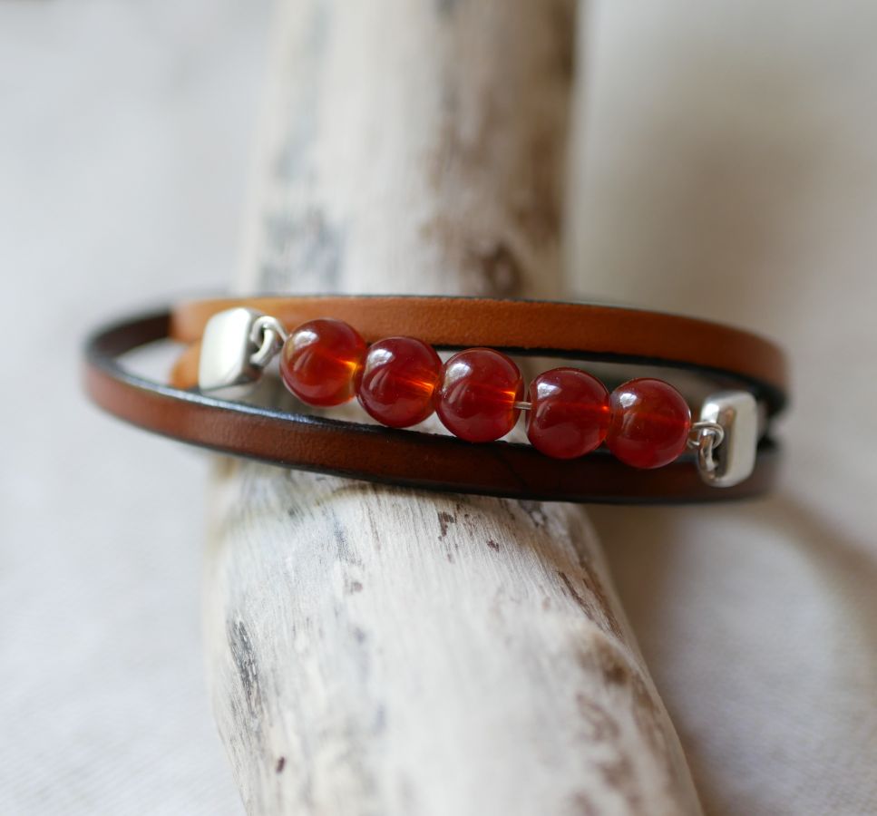 Bracelet femme cuir marron et perles Rouges, un triple tour à personnaliser 