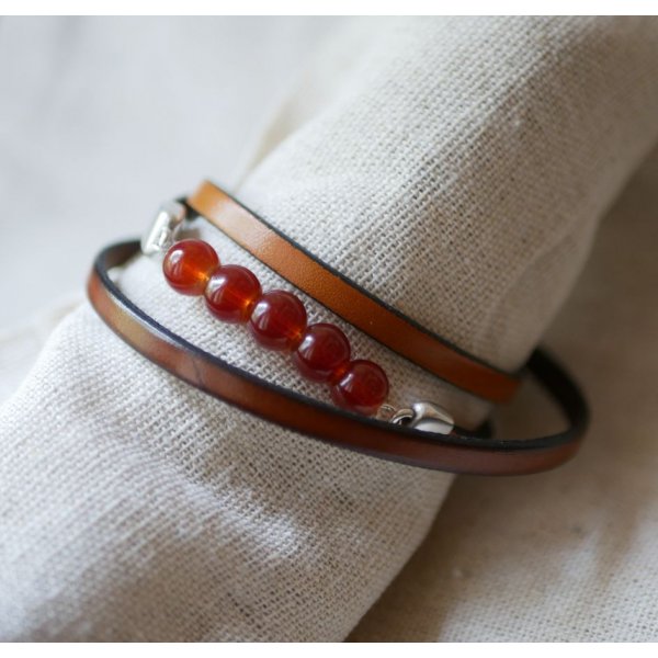 Bracelet femme cuir marron et perles Rouges, un triple tour à personnaliser 