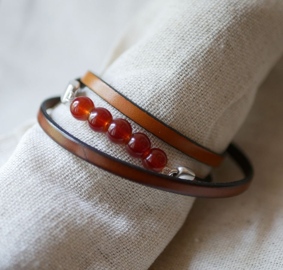 Bracelet femme cuir marron et perles Rouges, un triple tour à personnaliser 