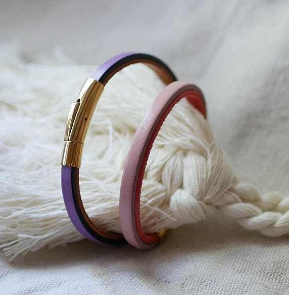 Bracelet femme cuir bicolore personnalis&eacute; grav&eacute; au fermoir dor&eacute;