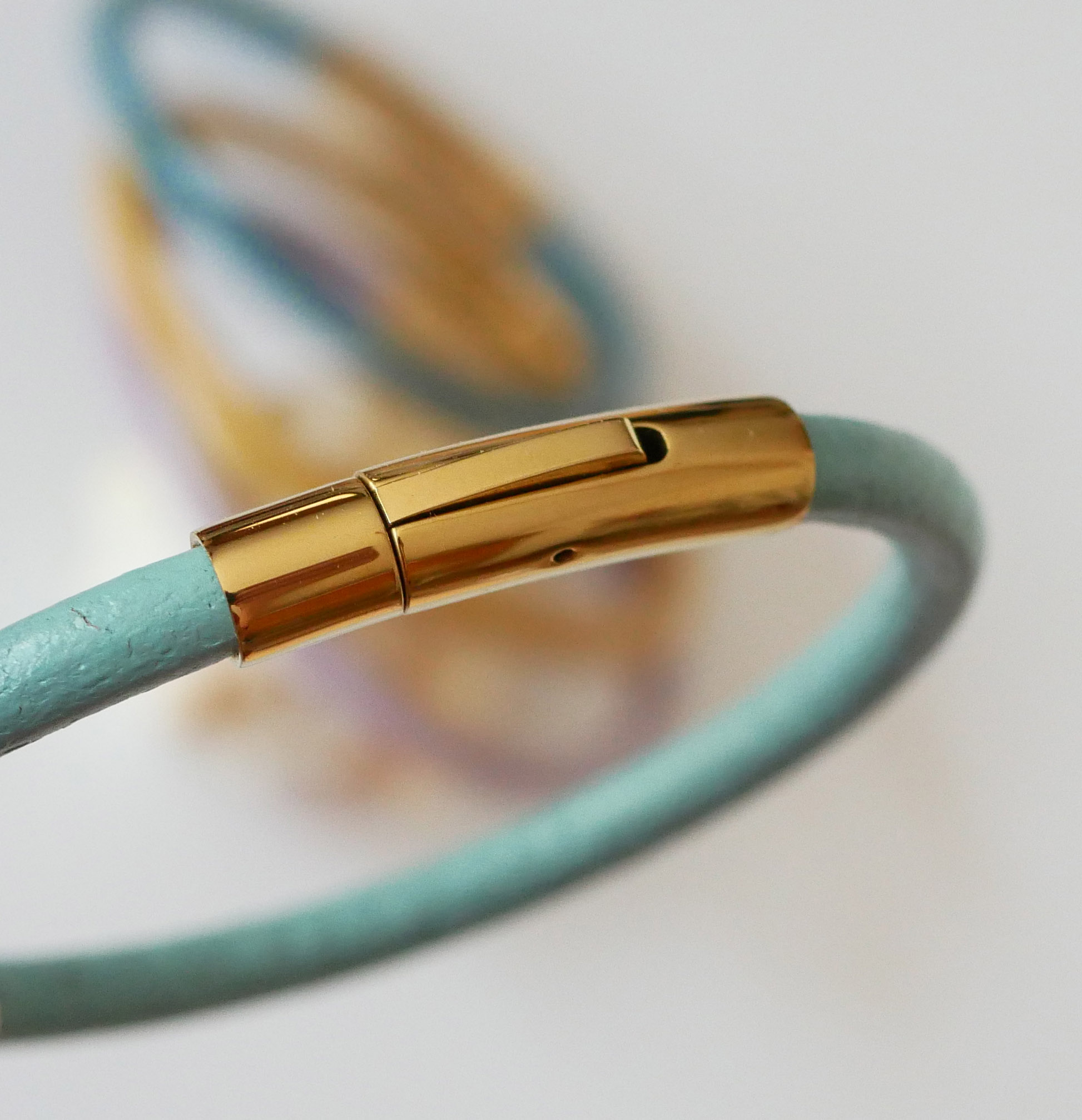 Bracelet femme cuir rond fermoir doré à baïonnette