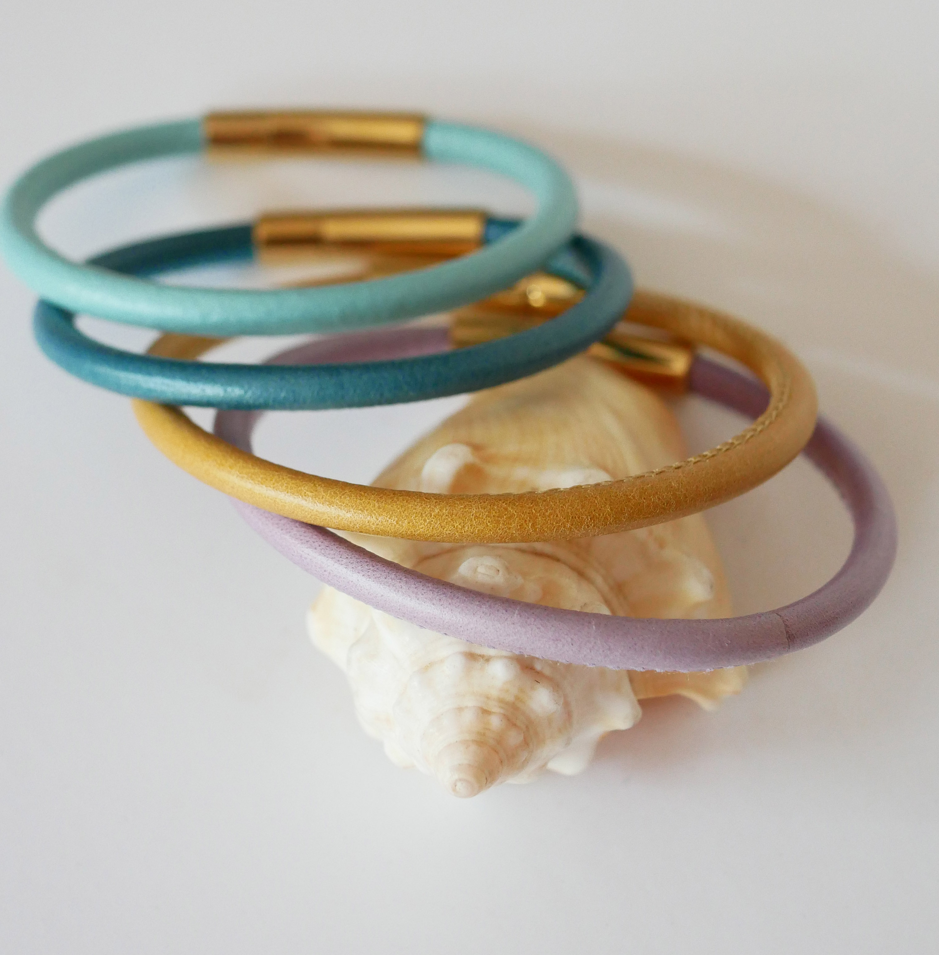 Bracelet femme cuir rond fermoir doré à baïonnette