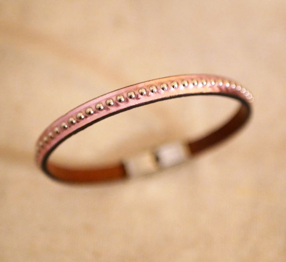 Bracelet femme en cuir rose métallisé à billes argentées 