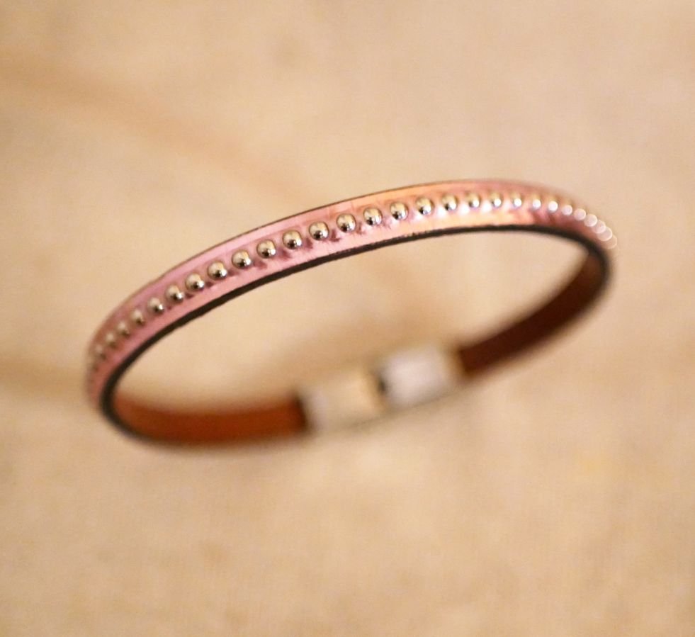 Bracelet femme en cuir rose métallisé à billes argentées 