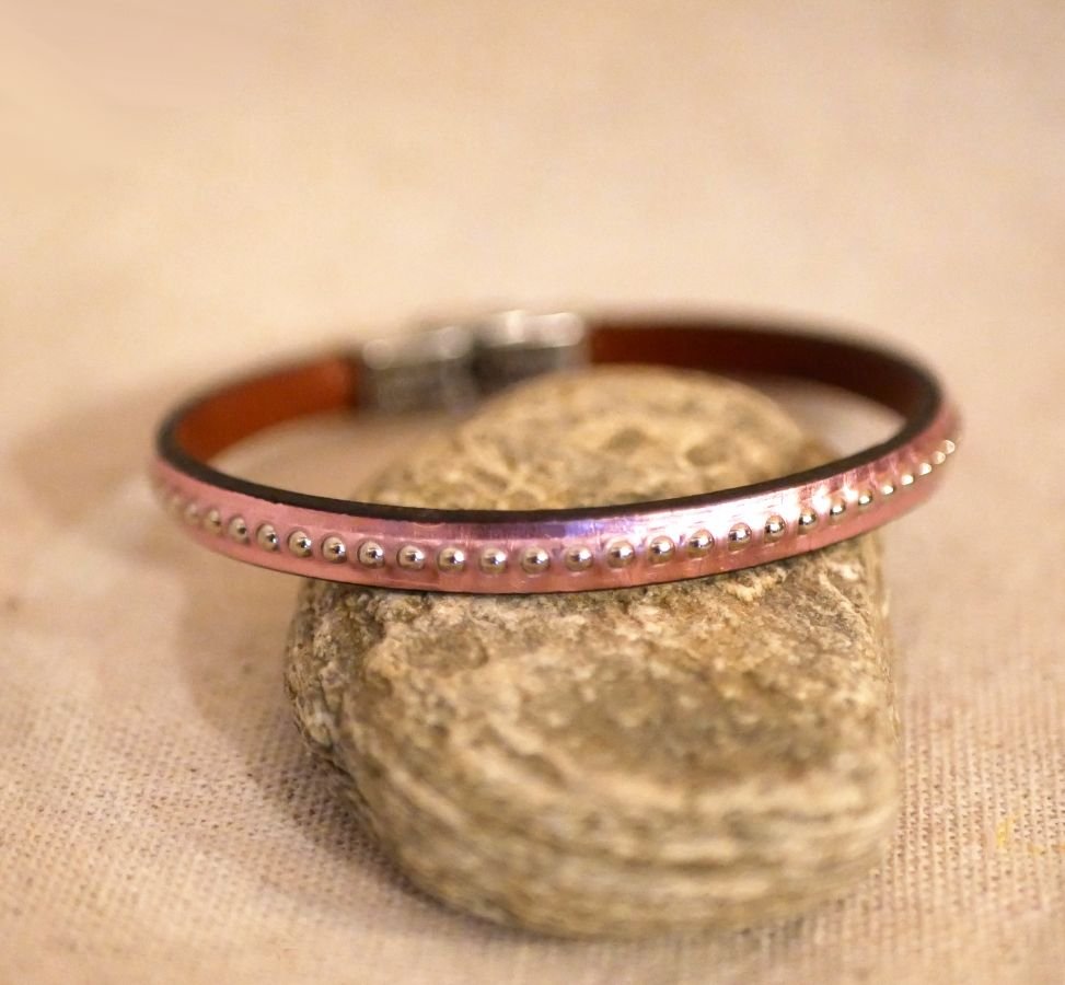 Bracelet femme en cuir rose métallisé à billes argentées 