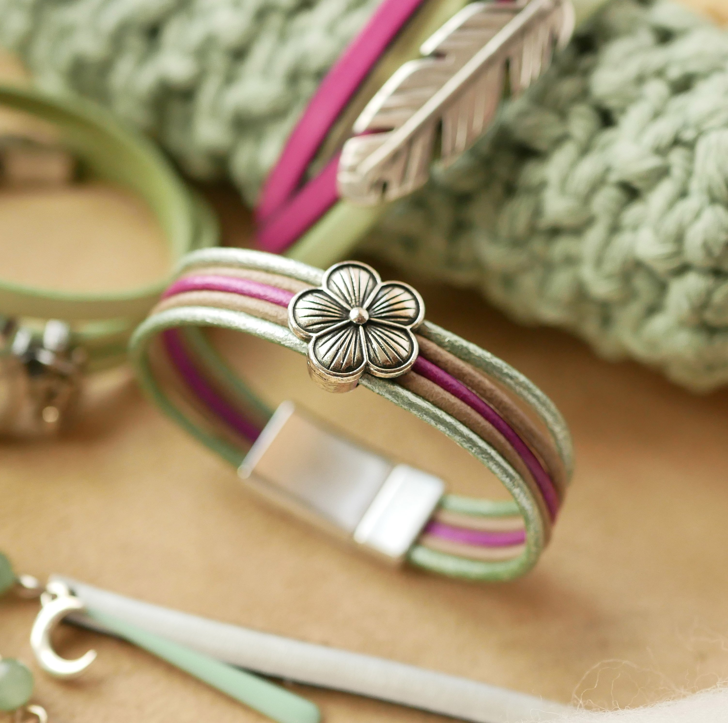 Bracelet femme aux cuirs pastels et décor fleur argentée
